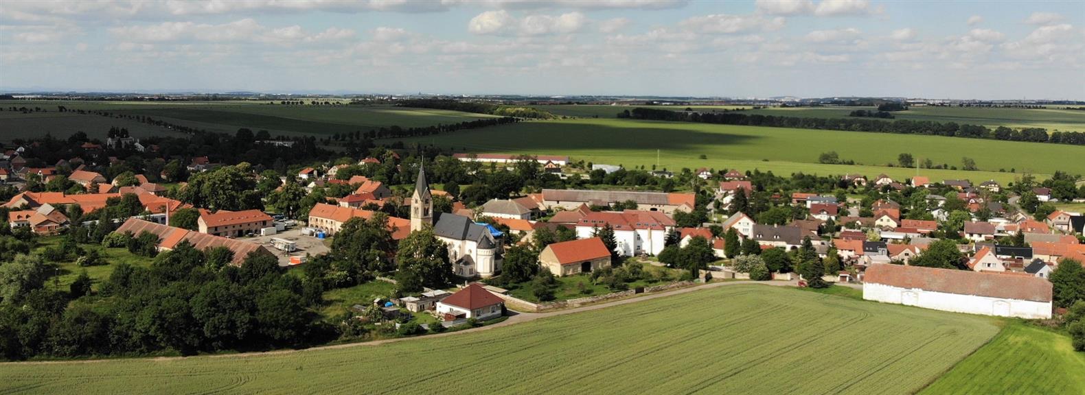 Úhonice s kostelem a okolní krajinou